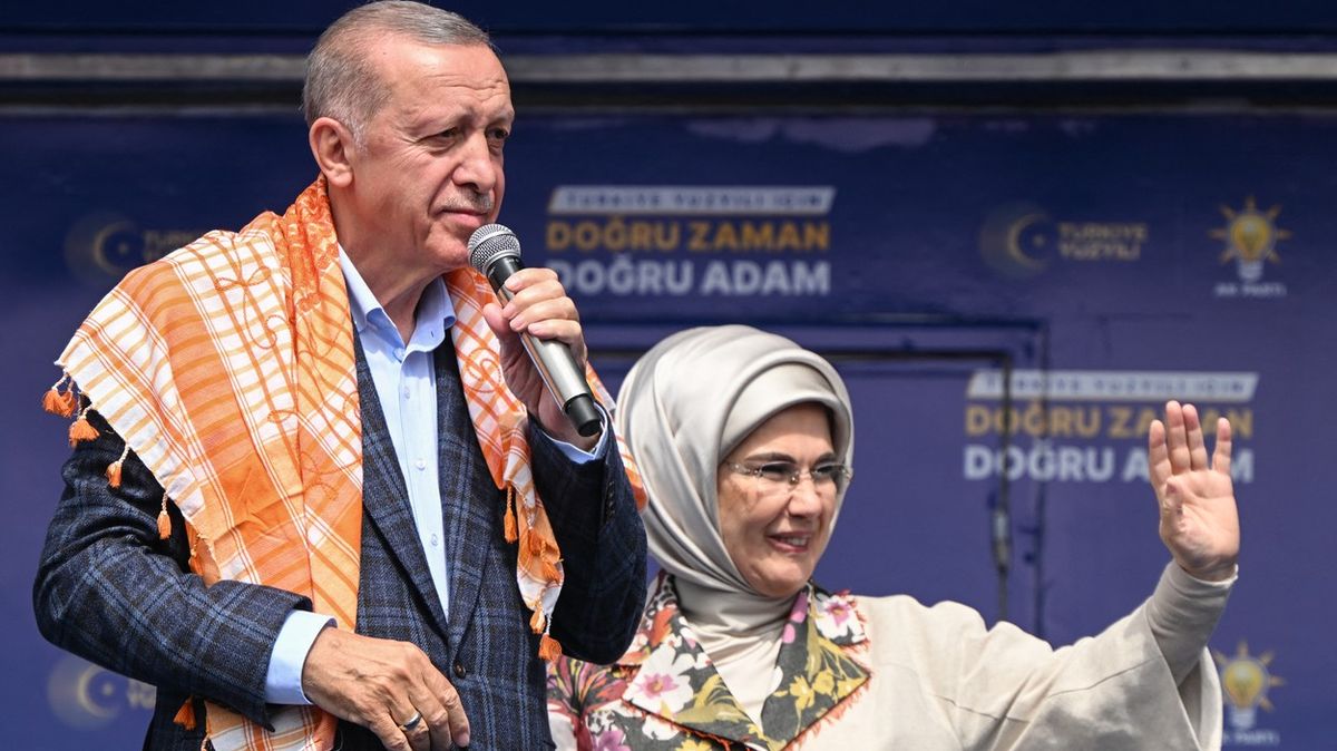 Pět dní do voleb. Erdogan je nervózní, a tak zvyšuje platy o 45 procent